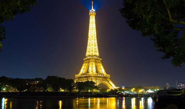 La torre Eiffel en la noche París Francia