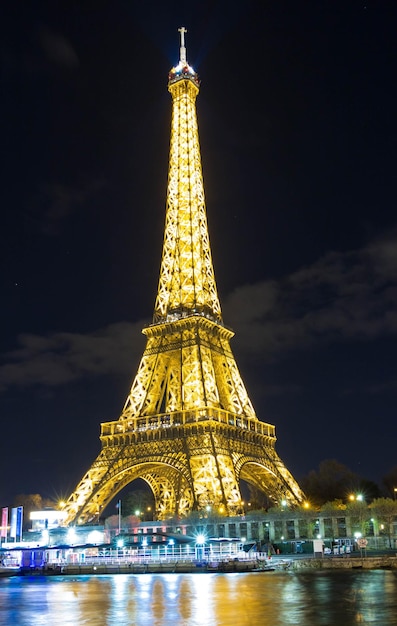 La torre Eiffel en la noche París Francia