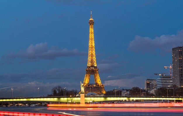 La torre Eiffel en la noche París Francia