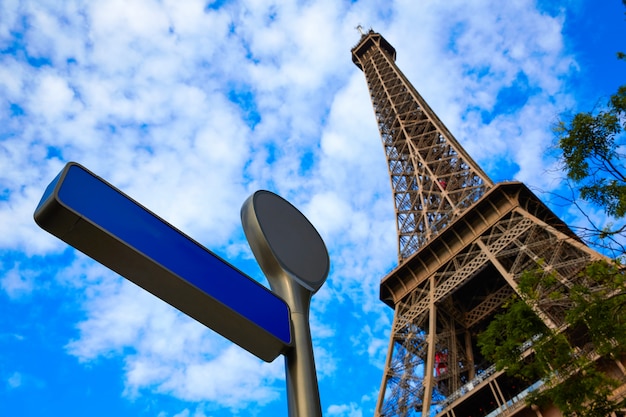 Torre Eiffel en París bajo el cielo azul Francia