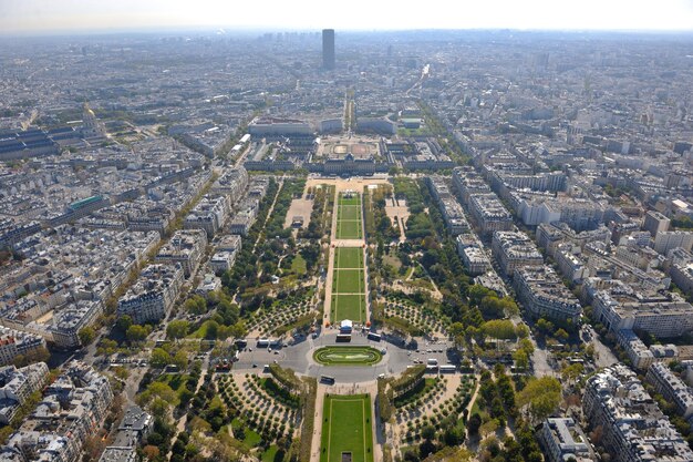 Torre Eiffel en París contra un espectacular cielo azul en el día de atracción turística y de viajes