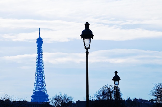 Torre Eiffel en París en puesta de sol azul