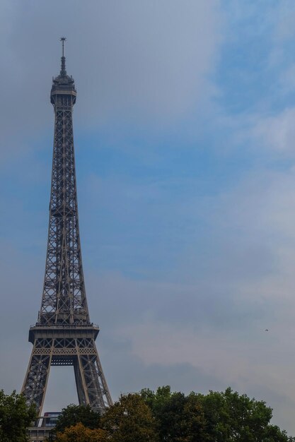 Torre Eiffel perto do rio Sena