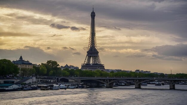 Torre Eiffel con puente en el río Sena en París, Francia