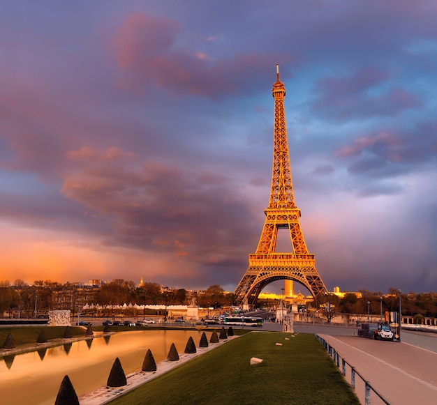 Torre Eiffel en una puesta de sol medio iluminada con los últimos rayos del sol poniente