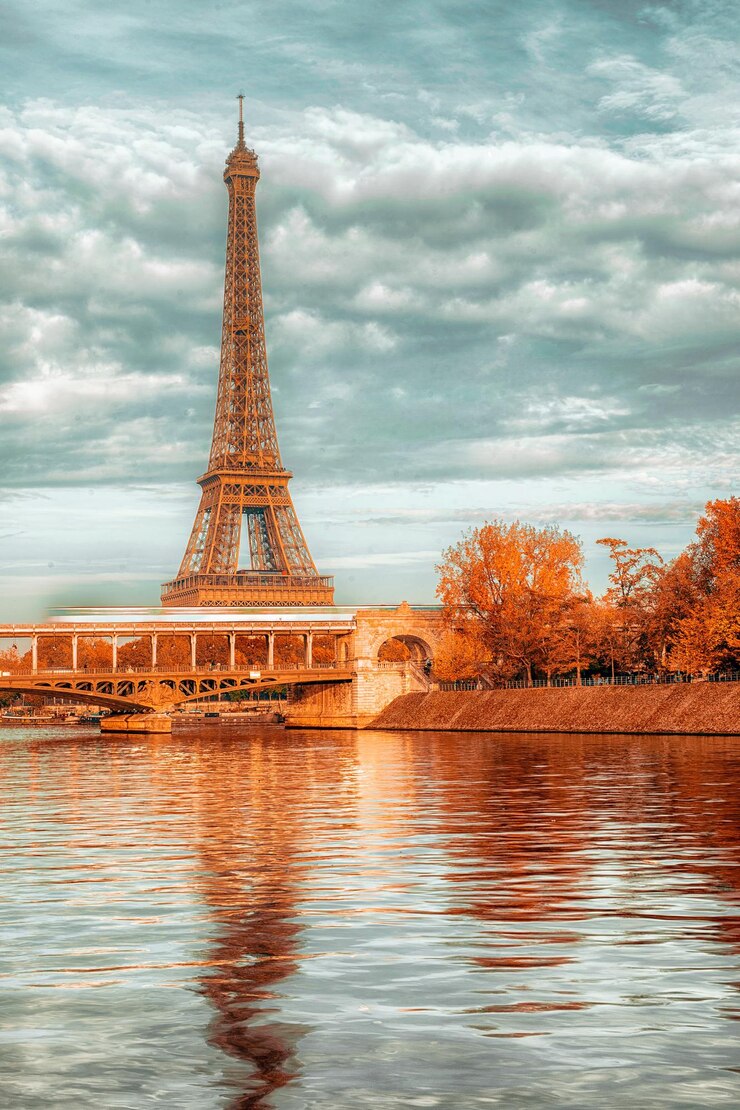 Foto torre eiffel por río en la ciudad