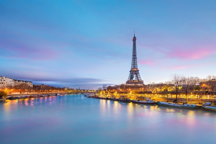 Foto la torre eiffel y el río sena en el crepúsculo en parís, francia.