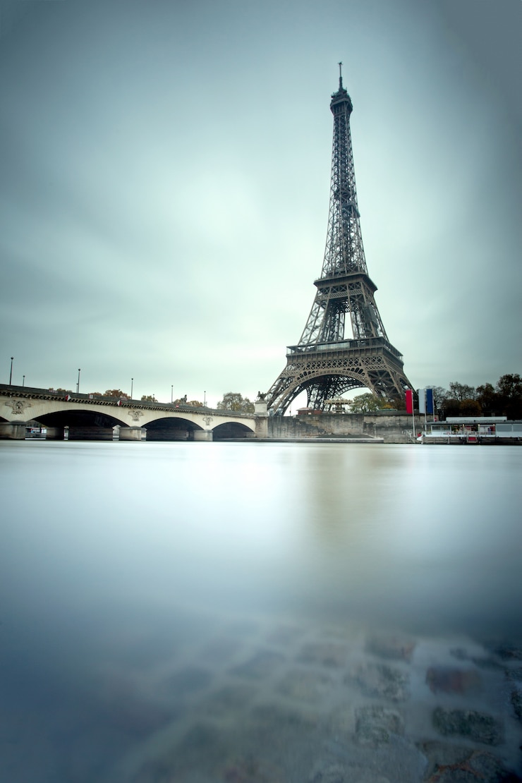 Foto torre eiffel y el río sena en parís, francia