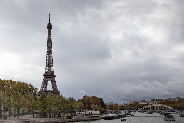 La Torre Eiffel y el río Sena en París