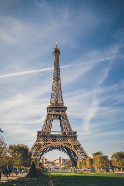 Torre Eiffel, símbolo de Paris, França. Melhores destinos de Paris na Europa