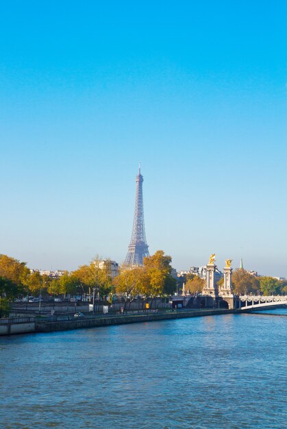 Torre Eiffel sobre Alexandre III Bridgeat en la ribera del Sena, París, Francia