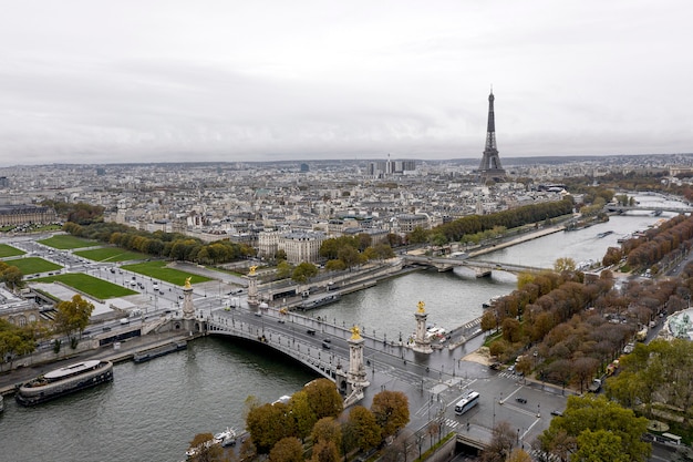 Torre Eiffel sobre el río Sena y el puente de Alejandro