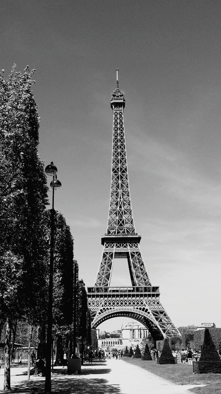 Foto torre eiffel con la torre eiffel en el fondo
