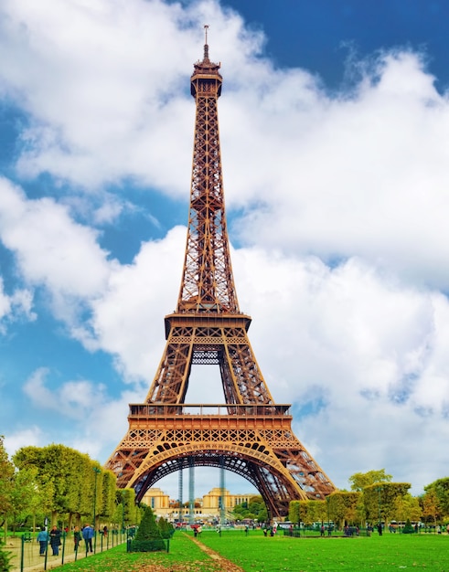 Torre Eiffel, vista desde los Campos de Marte, París, Francia