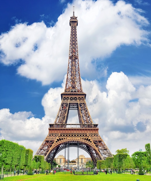 Torre Eiffel - vista da Champs de Mars.Paris, França