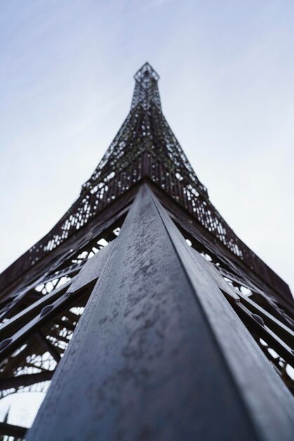 Torre Eiffel vista de baixo na cidade contra o céu na Europa Park Madrid Espanha