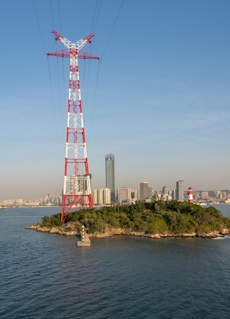 Foto torre eléctrica alta en una pequeña isla en el puerto de xiamen en china