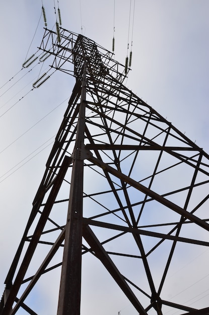 Foto torre eléctrica de alto voltaje. pilón de transmisión de electricidad