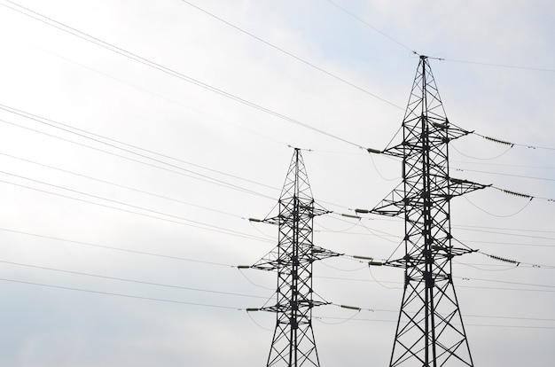 Torre Eléctrica De Alto Voltaje. Pilón de transmisión de electricidad