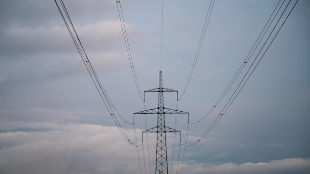 Torre eléctrica bajo un cielo