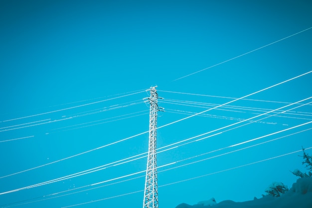 Torre eléctrica con nieve