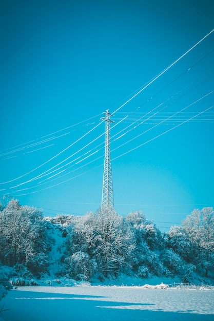 Torre eléctrica en un paisaje nevado