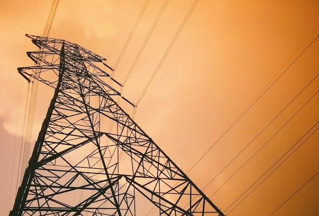 Torre de electricidad con cable de alimentación de conexión por la noche