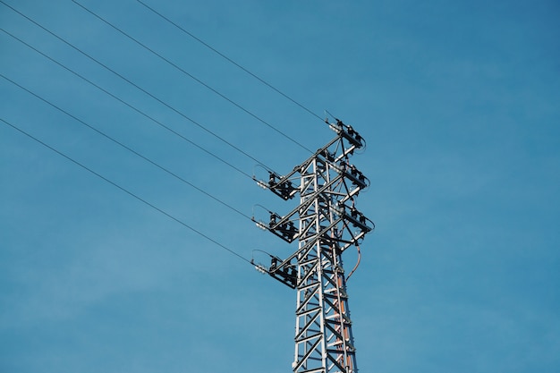 torre de electricidad en el cielo