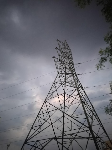 Foto torre elétrica à noite