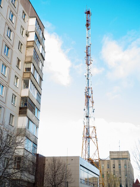 Una torre de una empresa celular en la ciudad Construcción