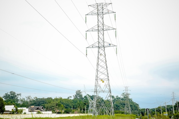 Torre de energía de alto voltaje con varios cables gruesos