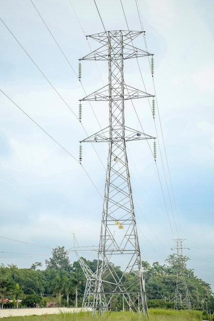 Torre de energía de alto voltaje con varios cables gruesos