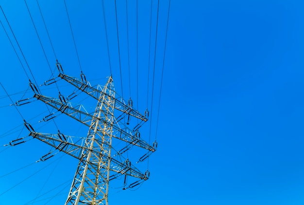 Torre de energía bajo un cielo azul