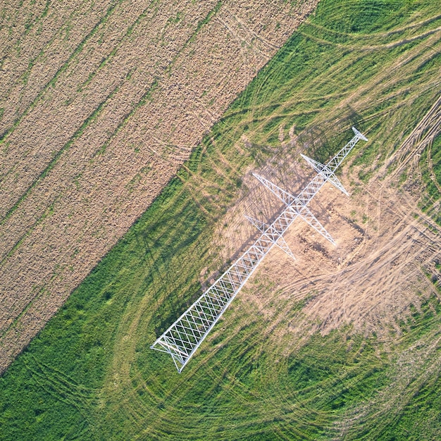 Torre de energía eléctrica en el suelo