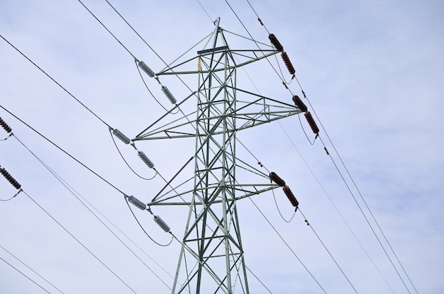 Una torre de energía con el número 1 en ella