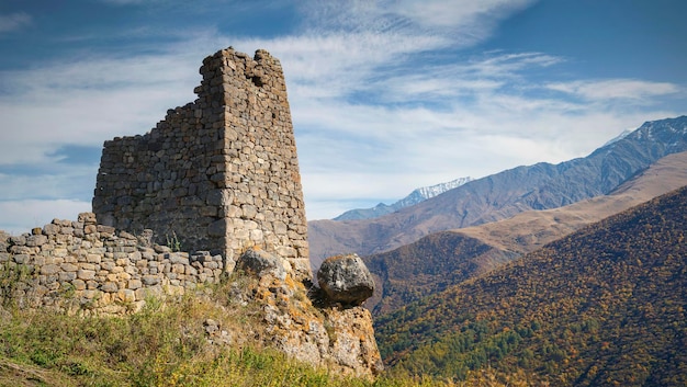 Torre familiar en la aldea de montaña de Harisdmin Rep.Osetia del Norte-Alania Rusia