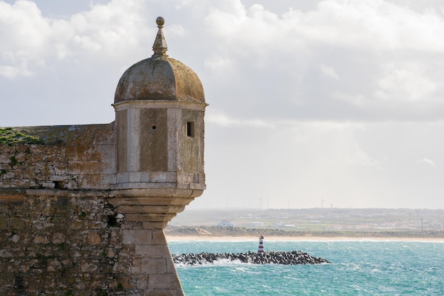 Torre de la fortaleza de Peniche con el mar al fondo