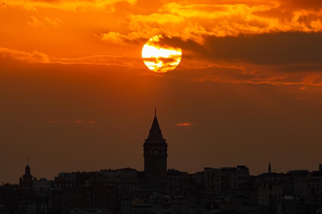 Foto la torre de galata al atardecer en estambul