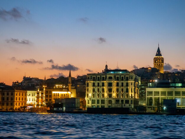 Torre de Galata y Bósforo al atardecer en Estambul. paisaje de estambul