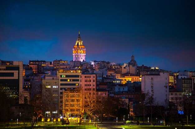 Torre de Galata durante el crepúsculo con vistas a la ciudad desde el Cuerno de Oro de Estambul