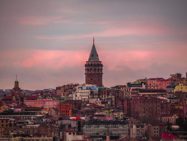 Torre Galata e nuvens vermelhas