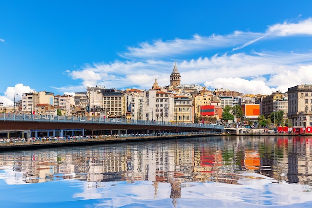 Torre Galata e Ponte em Istambul vista do Bósforo Turquia