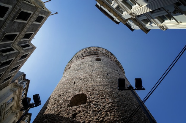 Torre galata é um famoso marco no lado europeu de istambul - imagem stock