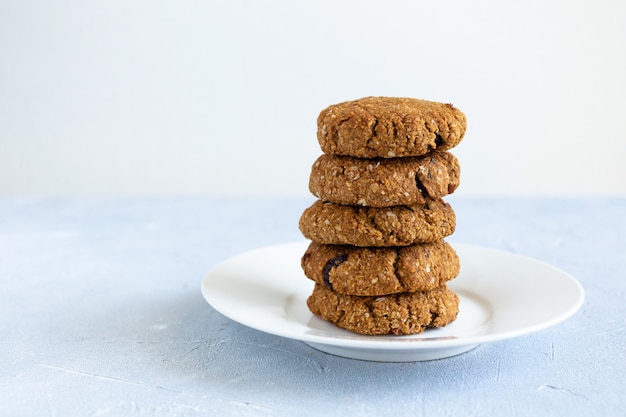 Torre de galletas de avena en un plato