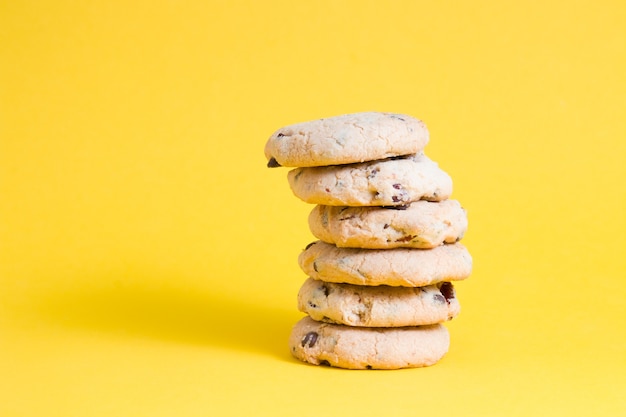 una torre de galletas con trozos de bayas