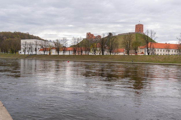 Torre Gediminas y el antiguo arsenal ver accros el río Neris Vilnius Lituania