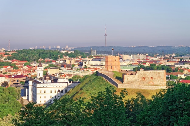 Torre de Gediminas en la colina y Castillo Inferior colina abajo en Vilnius en Lituania. La Torre de Gediminas también se llama Castillo Superior. Lituania es uno de los países bálticos de Europa del Este.