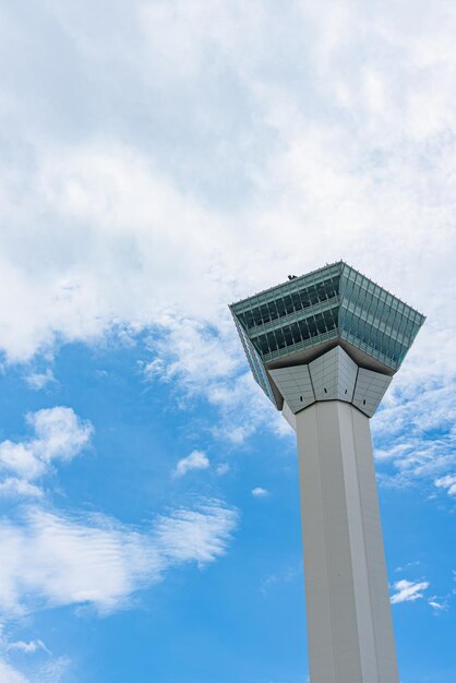 La Torre Goryokaku en verano día soleado nubes blancas y cielo azul Las cubiertas del observatorio de la torre