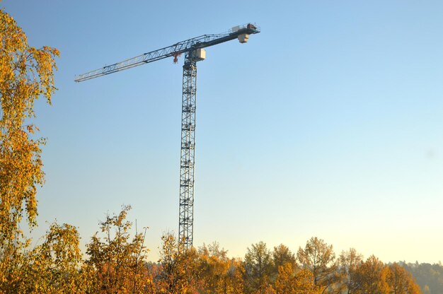 Torre de grúa de construcción contra un cielo azul, un objeto.