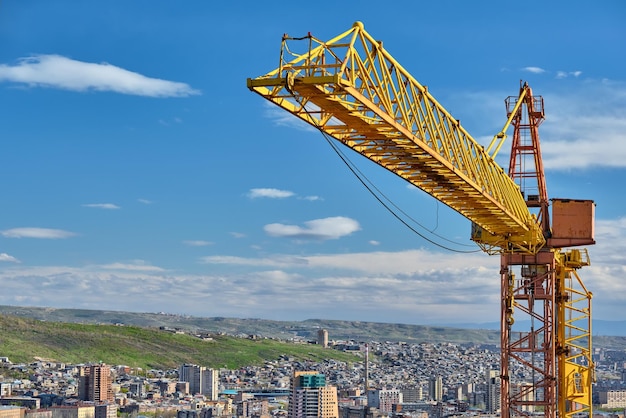 Torre de grúa giratoria contra el cielo azul